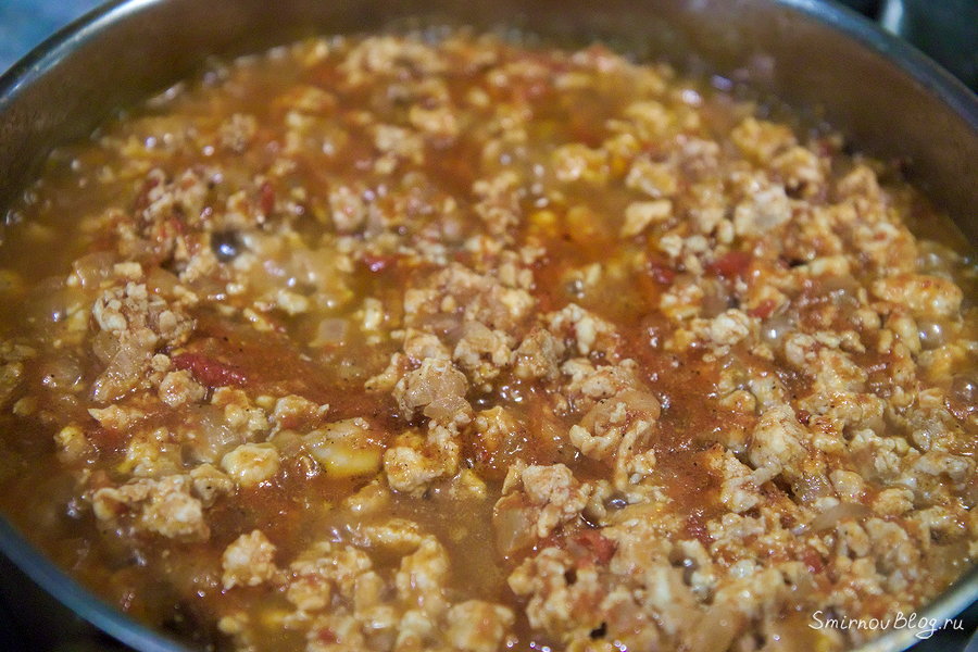 Мусака в духовке Обжариваем и тушим фарш в вине и томатном соусе со специями