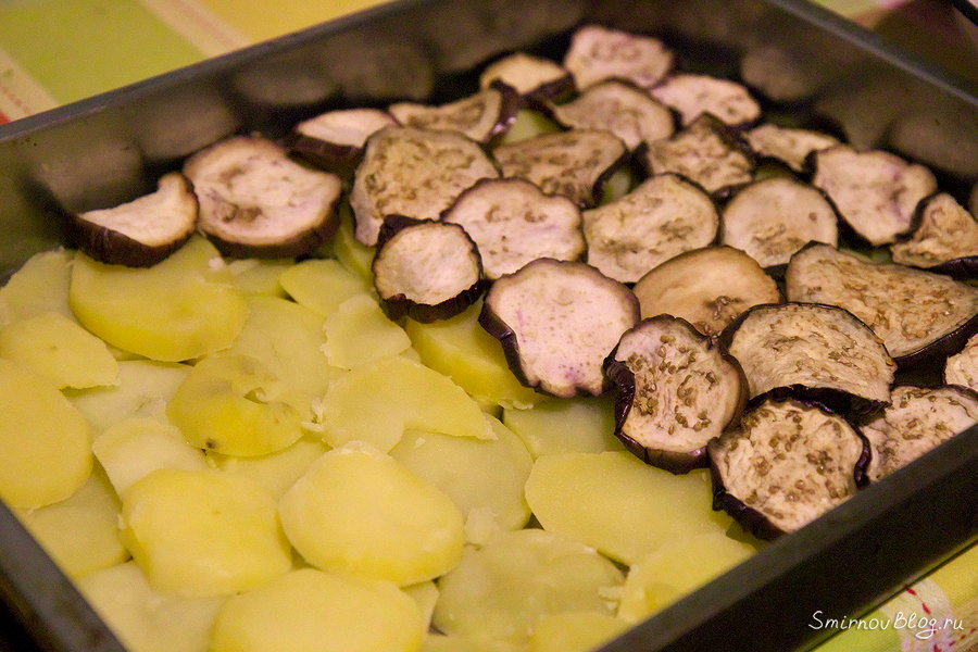 Мусака в духовке Запеченные баклажаны выкладываем на противень поверх картофеля