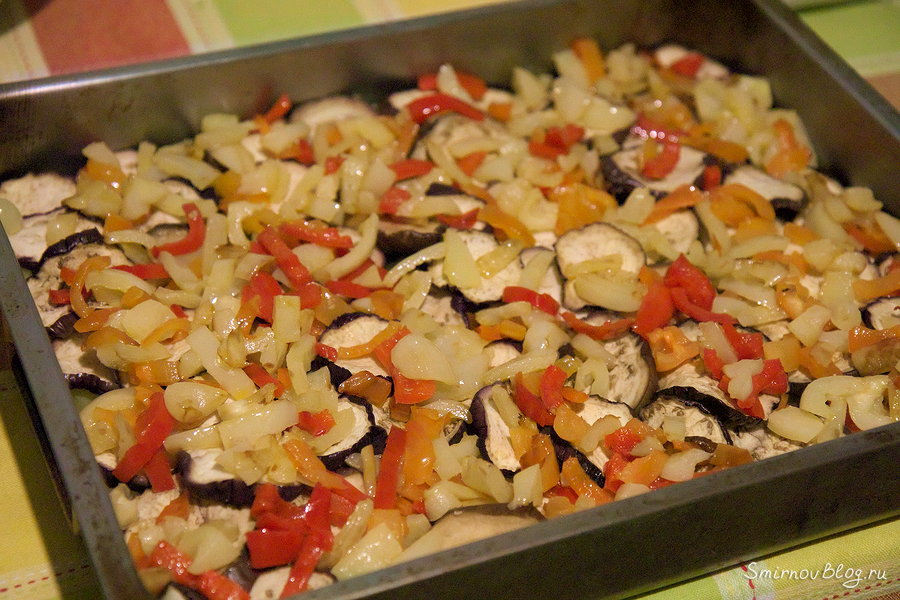 Греческая мусака в духовке Овощи выложенные слоями в противне для мусаки