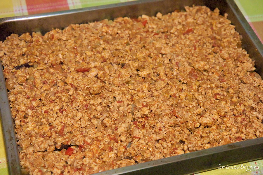 Греческая мусака в духовке Обжаренный фарш выкладываем в противень с овощами для мусаки