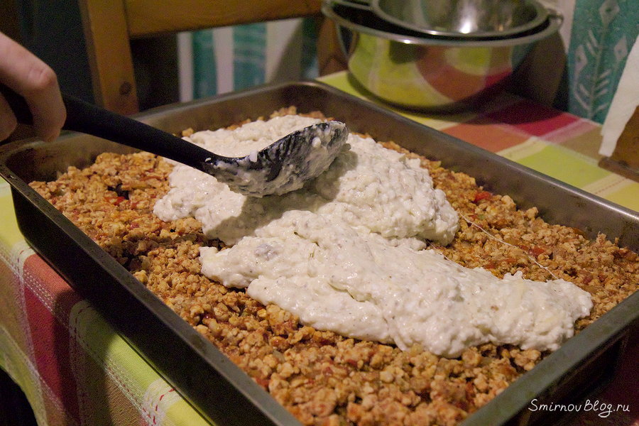 Греческая мусака в духовке Покрываем мусаку слоем соуса бешамель