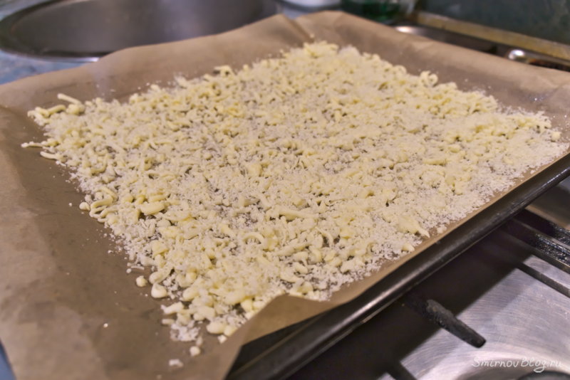 Процесс приготовления картофельного рулета с фаршем - трём сыр и выкладываем его на пергамент