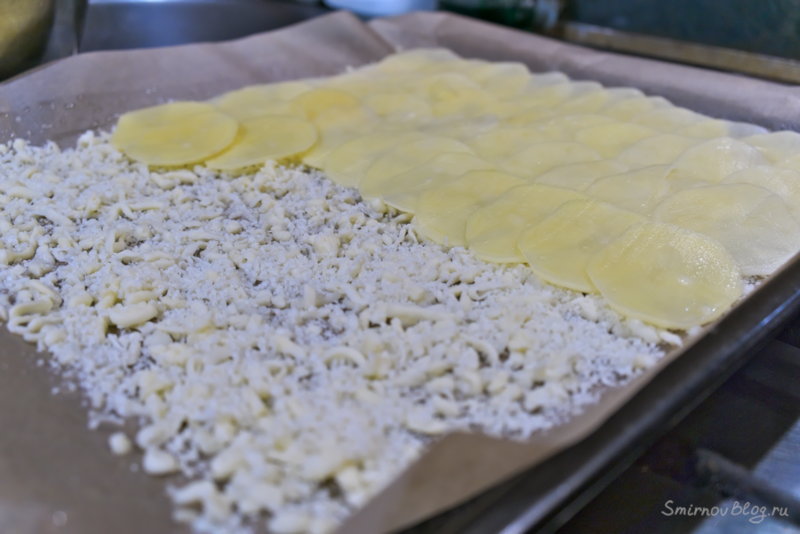Процесс приготовления картофельного рулета с фаршем - выкладываем на тёртый сыр ломтики картофеля