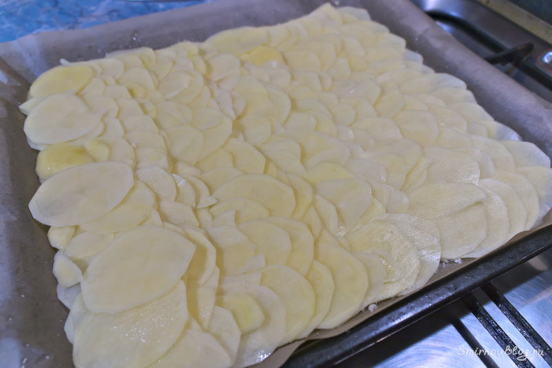 Процесс приготовления картофельного рулета с фаршем - выкладываем на тёртый сыр ломтики картофеля