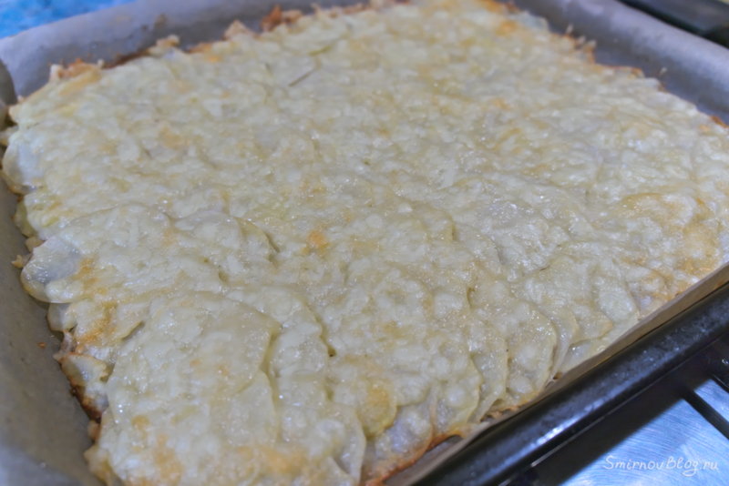 Процесс приготовления картофельного рулета с фаршем - запекаем в духовке основу для рулета