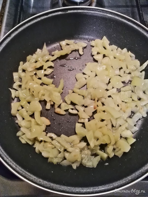 Приготовление картофельного рулета с фаршем - обжариваем сладкий перец в сковороде