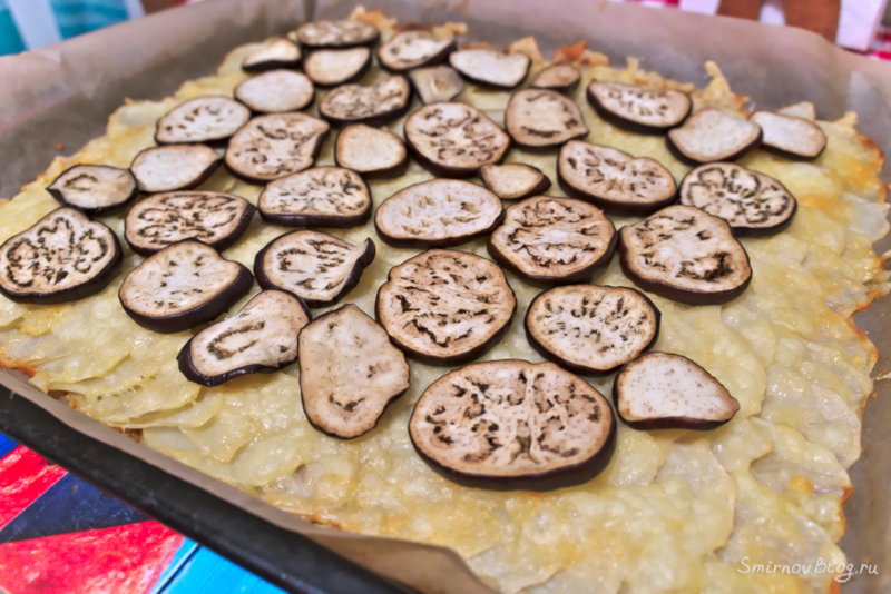 Приготовление картофельного рулета с фаршем - выкладываем на запечённую основу из картофеля баклажаны