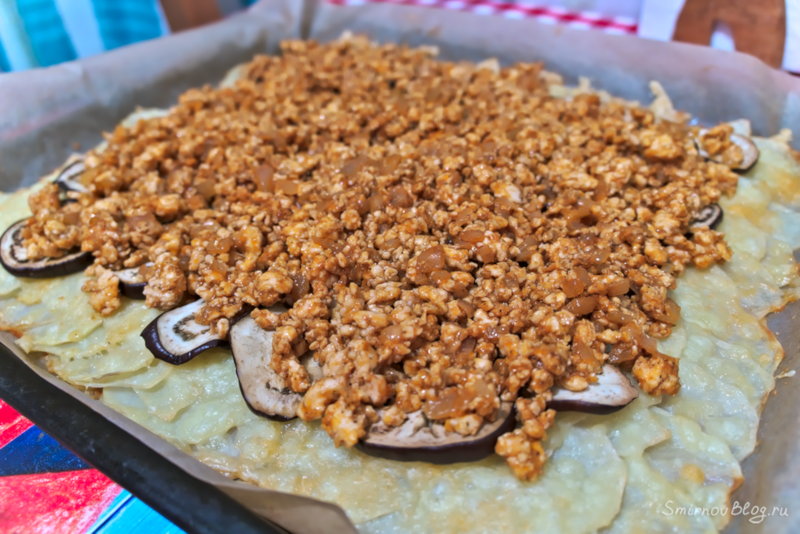 Приготовление картофельного рулета с фаршем - выкладываем на баклажаны обжаренный фарш