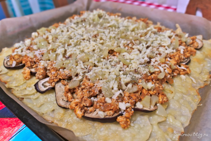 Приготовление картофельного рулета с фаршем - выкладываем на фарш обжаренный перец и сыр