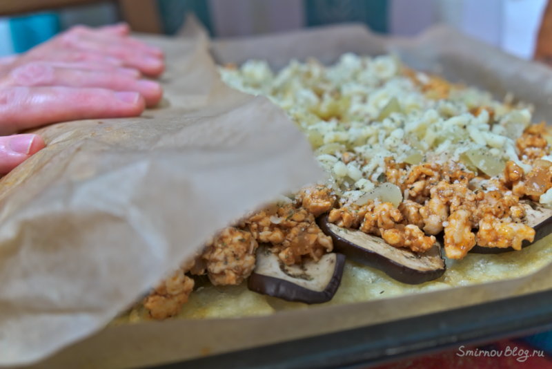 Приготовление картофельного рулета с фаршем - С помощью пергамента постепенно сворачиваем рулет