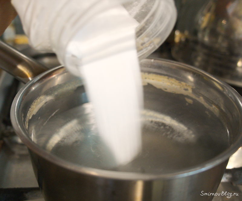 Засыпаем в посуду с накипью пищевую соду