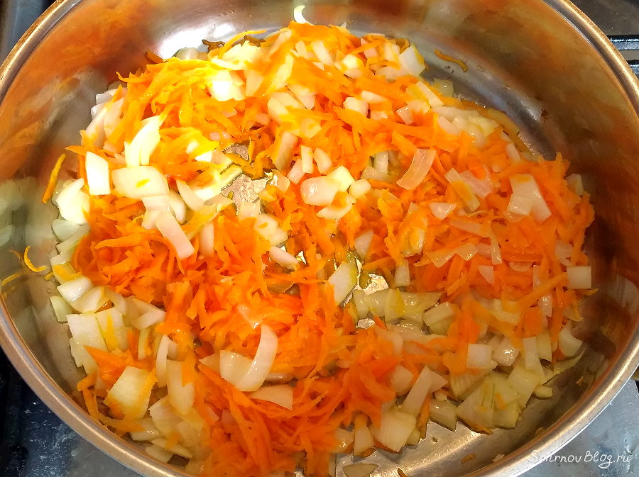 Лук и морковь обжариваем на сковороде