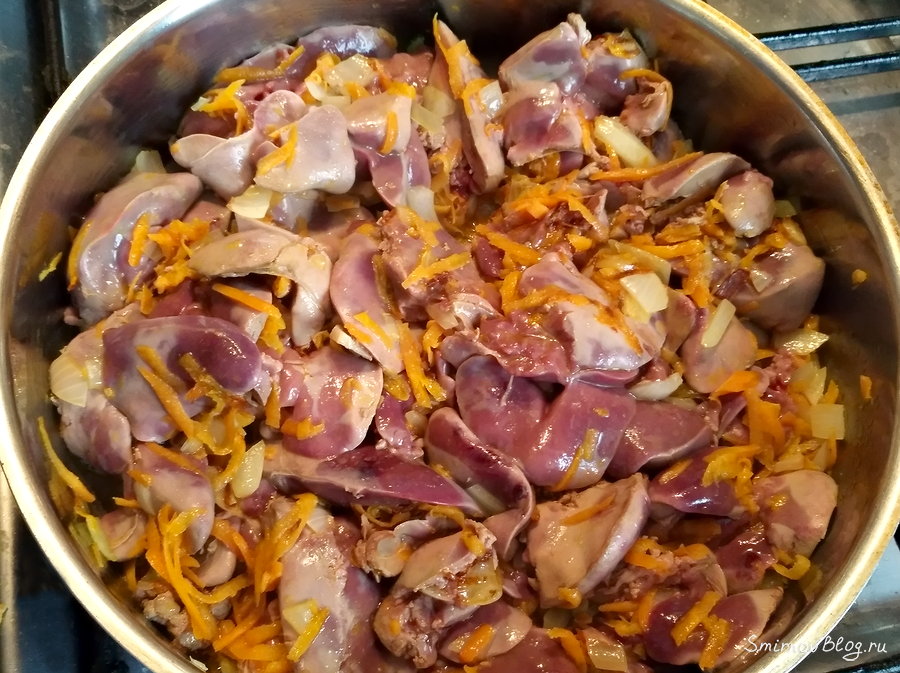 Печень обжаривается на сковороде с луком и морковью 