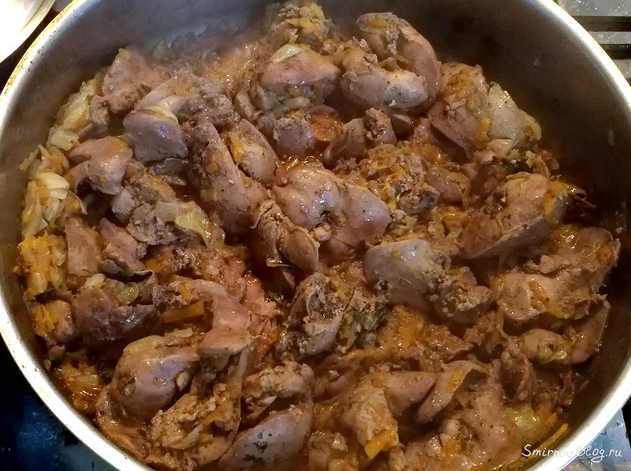 Печень тушится в сковороде с морковью и луком