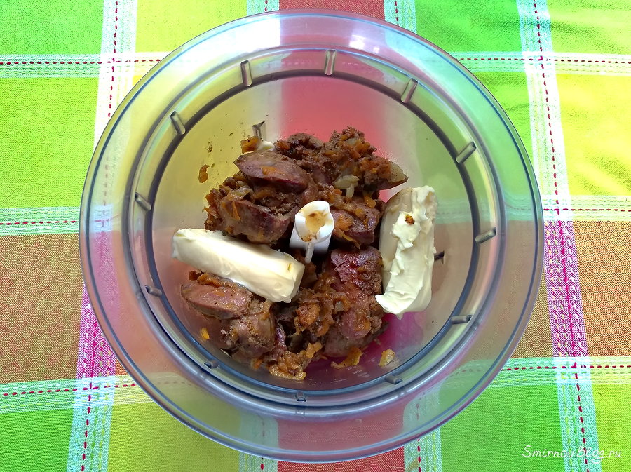 Куриная печень в блендере с маслом