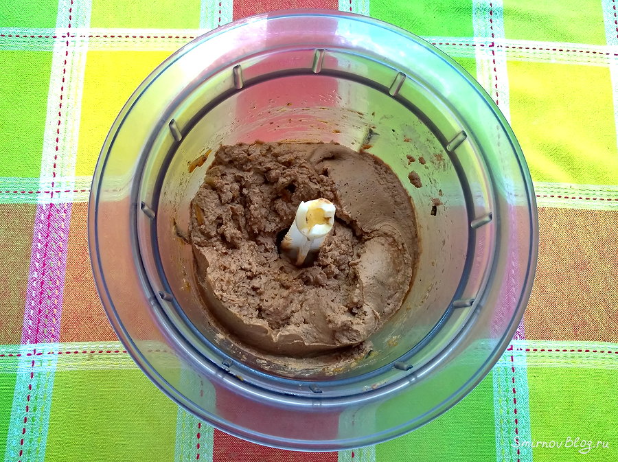 Печень измельчаем в блендере для получения однородной массы