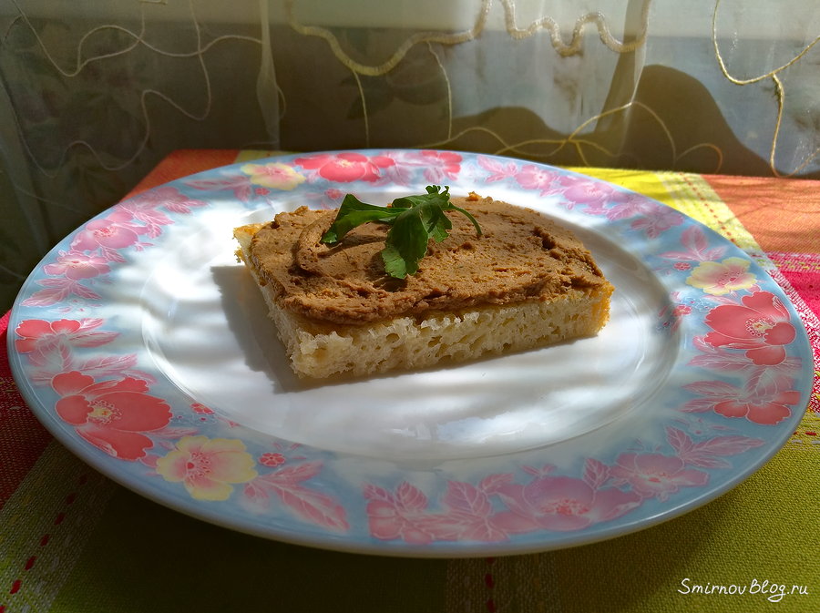 Хлеб с домашним паштетом из куриной печени