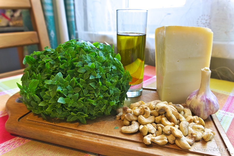 Рецепт домашнего соуса песто Продукты для соуса песто: зелёный базилик, твёрдый сыр, чеснок, орехи и оливковое масло
