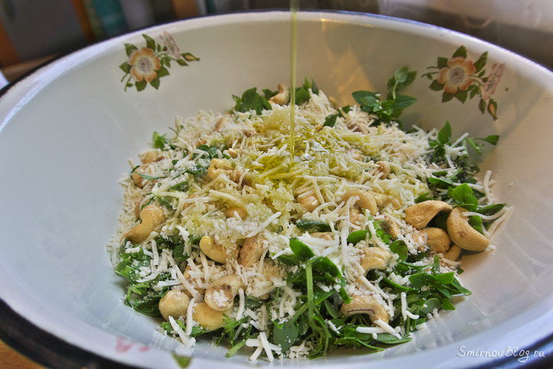 Мой рецепт соуса песто Нарезанные и измельчённые продукты для домашнего соуса песто