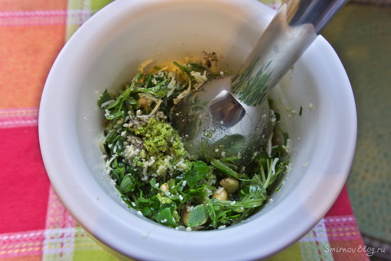 Мой рецепт соуса песто Нарезанные и измельчённые продукты для домашнего соуса песто