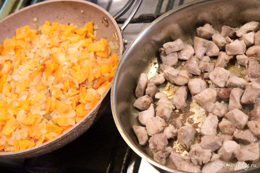 Плов из индейки Обжариваем лук с морковью и кусочки индейки на разных сковородках