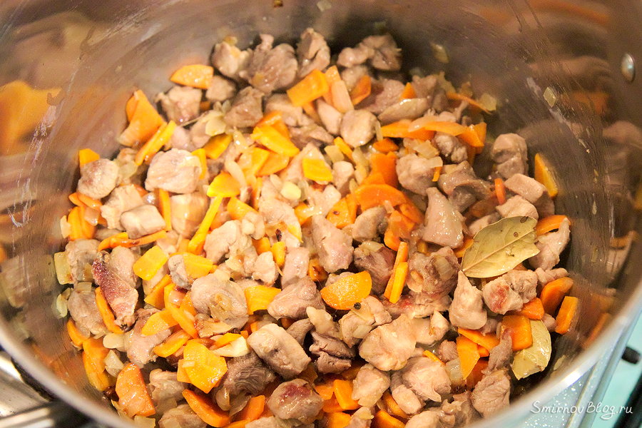 Плов из индейки Обжаренное мясо с морковью в большой кастрюле