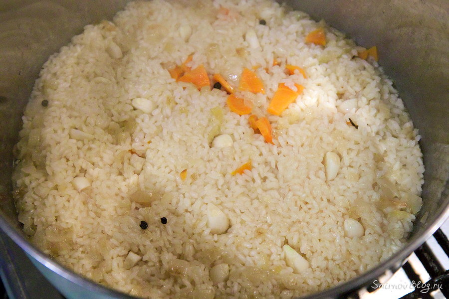 Плов из индейки Готовим плов из индейки и втыкаем в рис зубчики чеснока