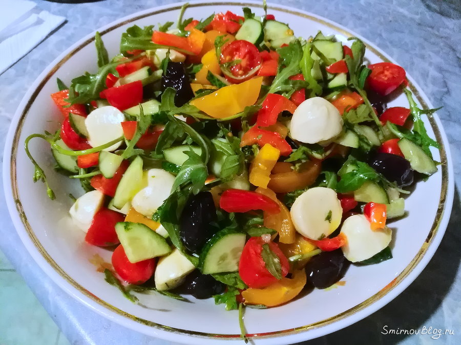 Салат из свежих овощей с оливками и моцареллой