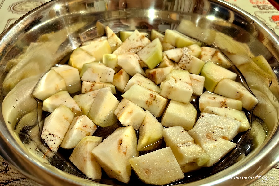 Салат с хрустящими баклажанами Кусочки баклажанов замоченные в солёной воде, чтобы убрать из них горечь