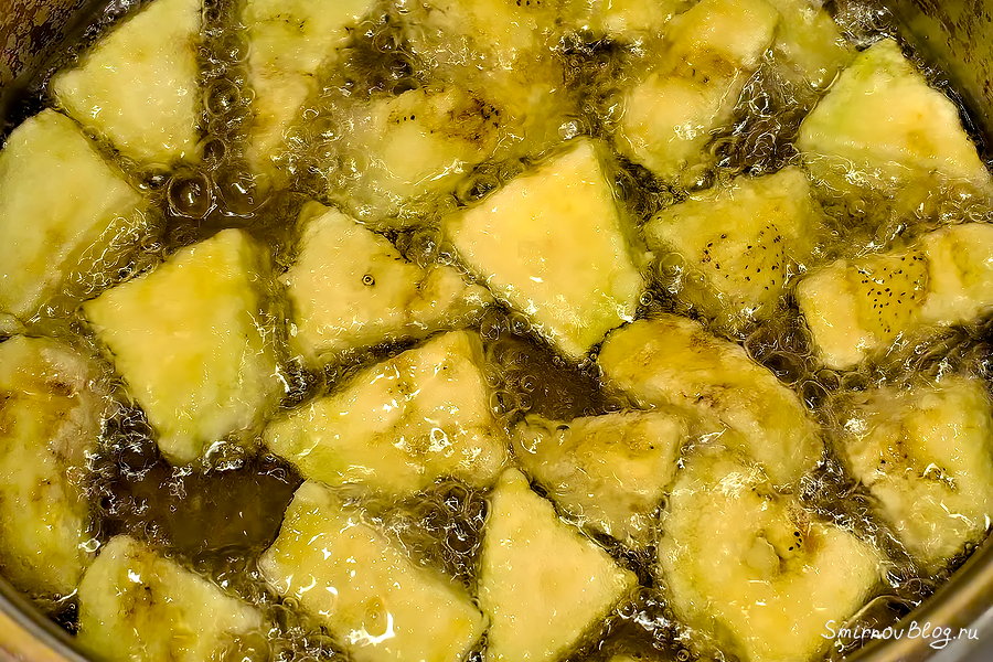 Салат с хрустящими баклажанами Ломтики баклажанов обжариваются во фритюре для тёплого салата