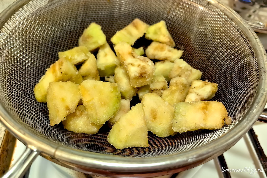 Салат с хрустящими баклажанами Обжаренные во фритюре ломтики баклажанов в дуршлаге