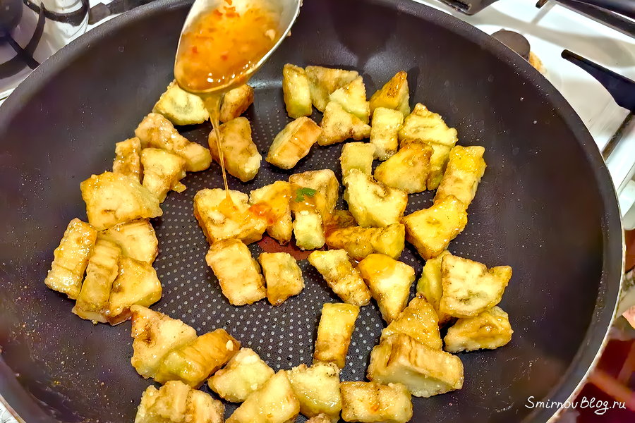 Салат с хрустящими баклажанами Ломтики баклажанов обжариваем на сковороде со сладким соусом чили