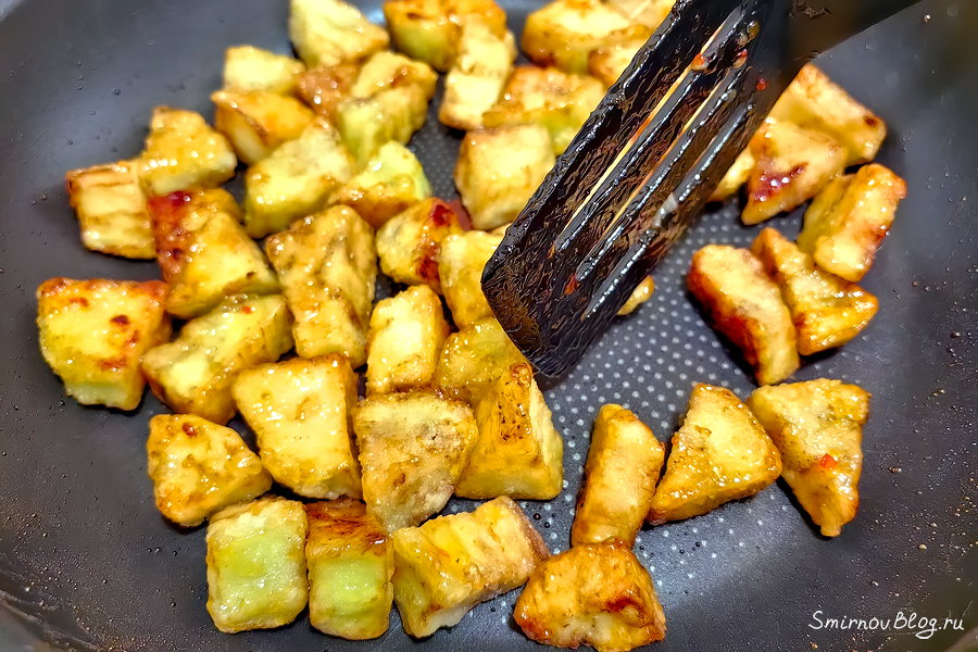 Салат с хрустящими баклажанами Карамелизуем ломтики баклажанов для тёплого салата