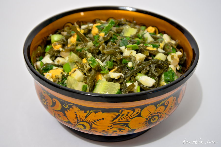 Салат из консервированной морской капусты с варёным яйцом и свежим огурцом