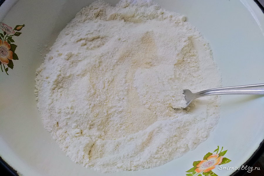 Яблочный пирог слоями с манкой Готовим тесто для яблочного пирога с манкой