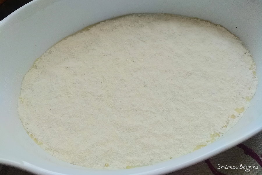 Насыпной яблочный пирог с манкой Насыпаем на дно формы с пергаментом слой манки с мукой и сахаром