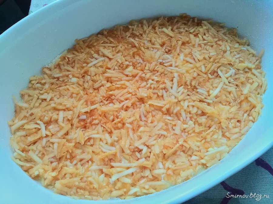 Насыпной яблочный пирог с манкой Насыпаем в форму тёртые яблоки