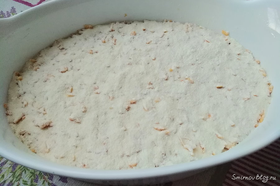 Насыпной яблочный пирог с манкой Укладываем в форму слои яблок и манку с мукой и сахаром