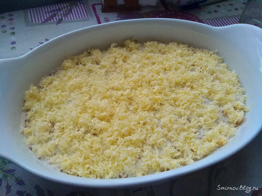 Насыпной яблочный пирог с манкой В форму для запекания на тесто с пирогом трём в терку сливочное масло, чтобы получилась хрустящая золотистая корочка