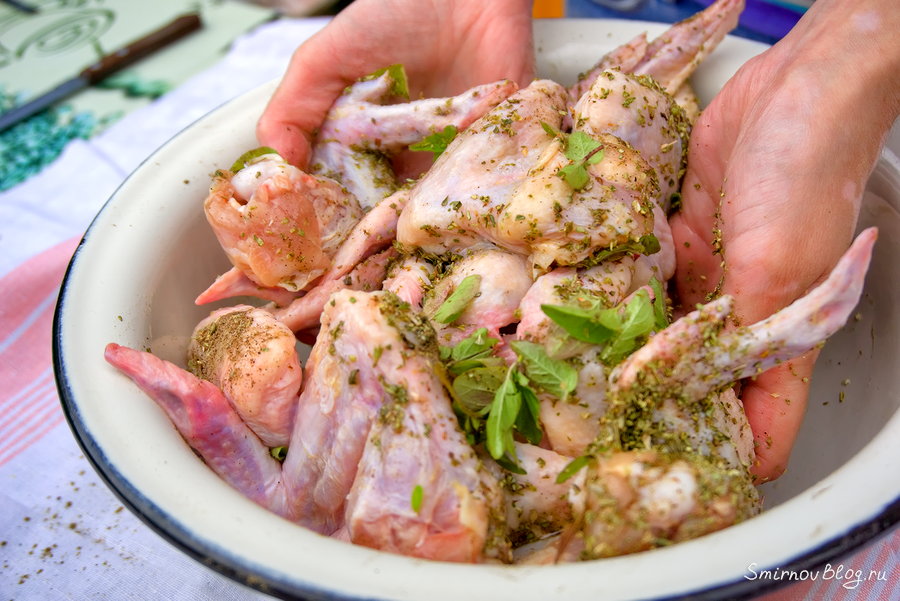 Маринуем куриные крылья для жарки на мангале