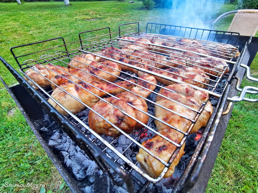 Шашлык из куриных ножек Куриные ножки жарятся в решётке на углях