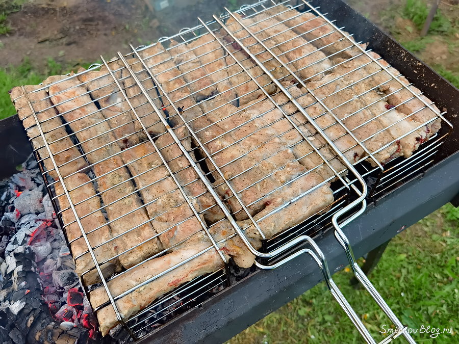 Свиные рёбра жарятся на мангале