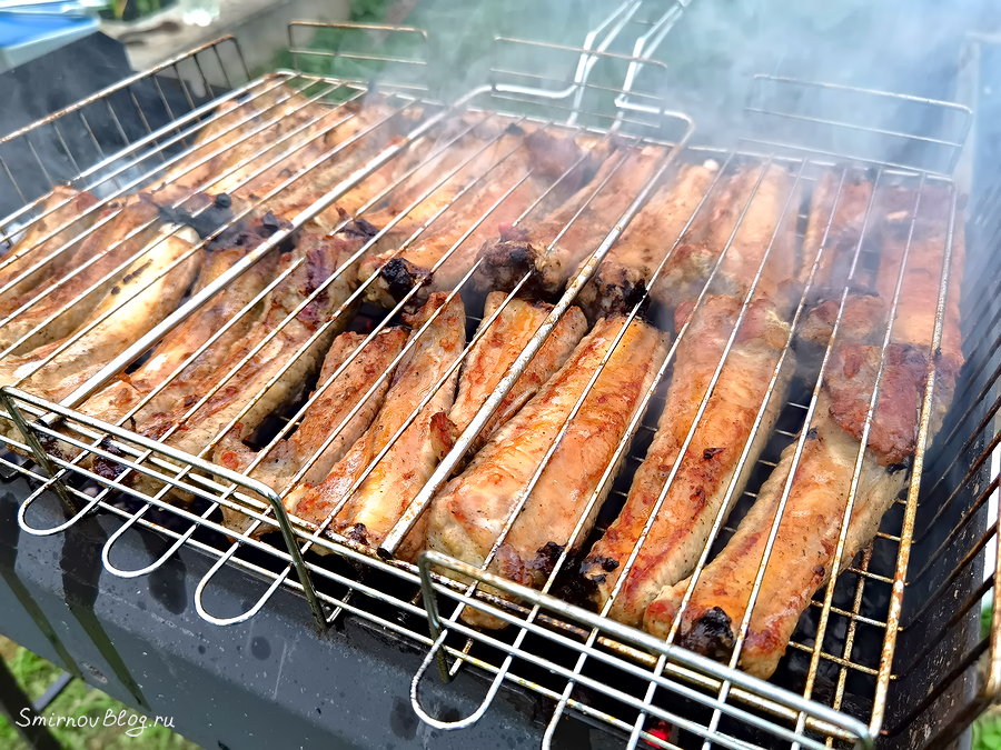 Свиные рёбрышки жарятся на мангале