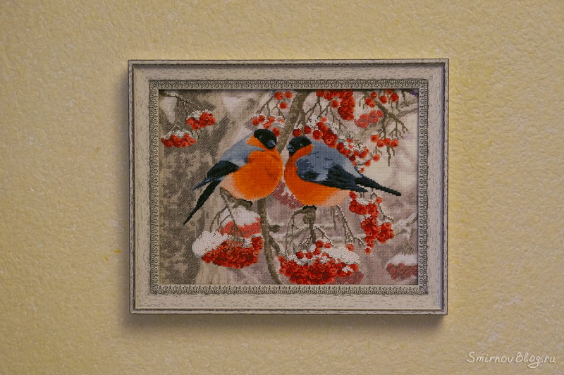 Картина с вышивкой крестиком и бисером с двумя снегирями на ветках рябины