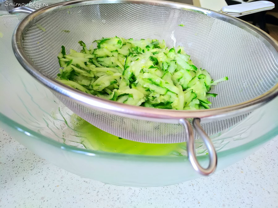 Тёртые огурцы для соуса из сметаны с чесноком и зеленью
