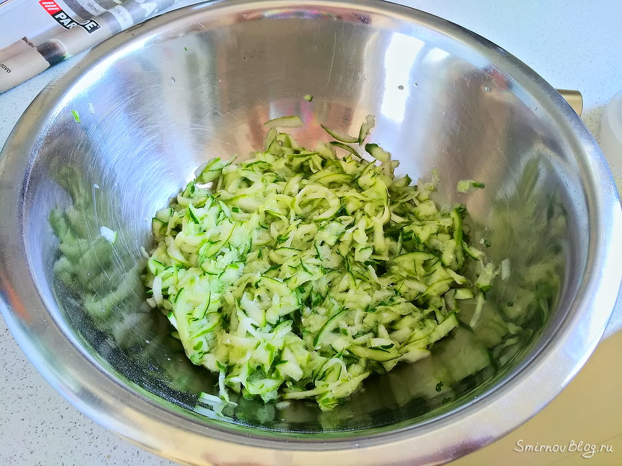 Тёртые огурцы для соуса со сметаной, чесноком и зеленью