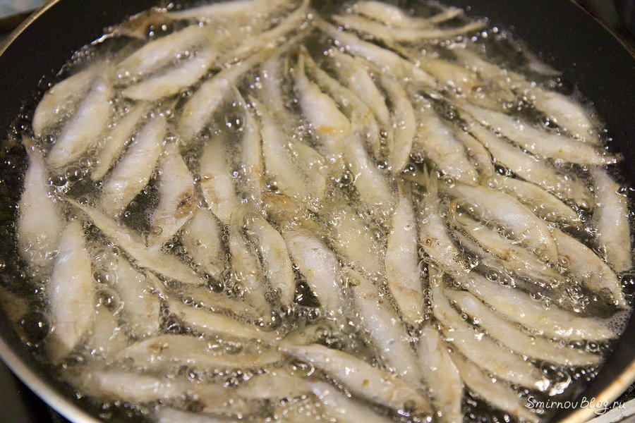 Тюлька жаренная на сковороде Тюлька жарится в кипящем масле на сковороде