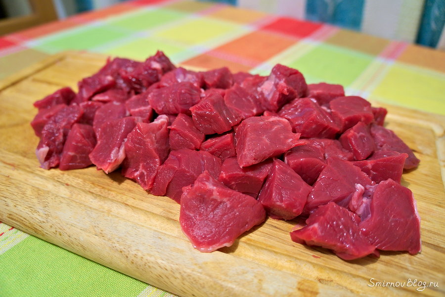 Нарезанные кусочки говядины для тушения