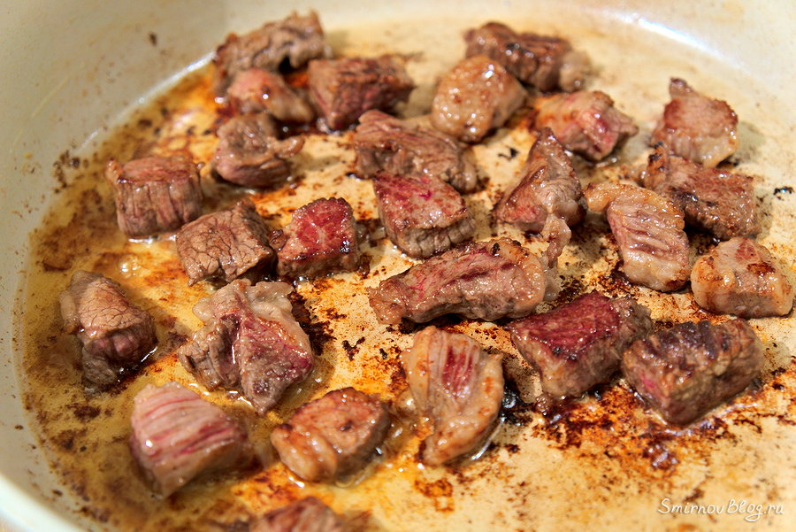 Обжариваем кусочки говядины на сливочном масле перед тушением