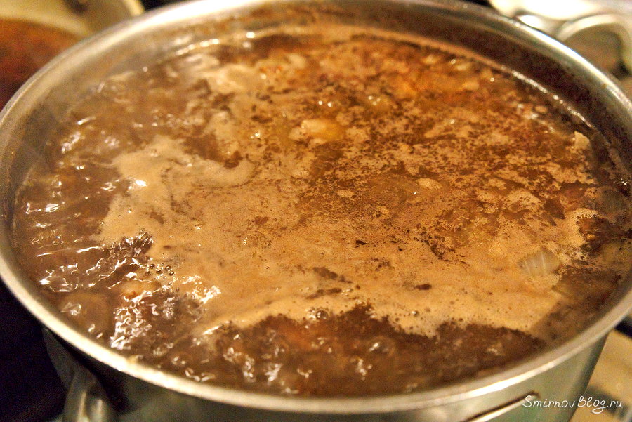 Тушим обжаренные кусочки говядины с подливкой